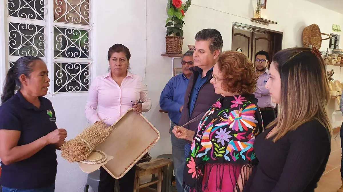 El Edil, José Antonio Mejía Lira, se reunión con los artesanos del corredor turístico